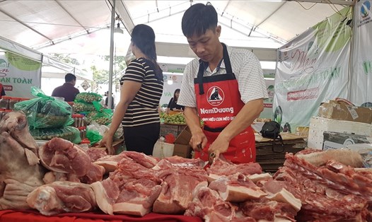 Giá thịt lợn tăng sốc trong tháng qua là nguyên nhân chính đẩy CPI tháng 11.2019 tăng 0,96%. Ảnh: Kh.V