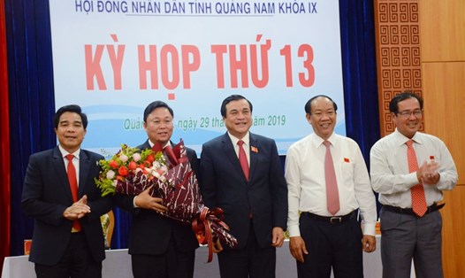 Ông Lê Trí Thanh (thứ 2 từ trái sang) được bầu làm Chủ tịch UBND tỉnh Quảng Nam. Ảnh: T.C