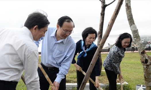 Đồng chí Trương Thị Mai và các địa biểu trồng cây dưới chân tượng đài Chiến thắng Núi Bà