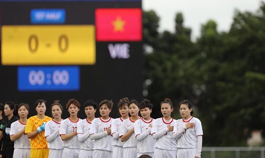 Tuyển nữ Việt Nam nhận thưởng sau chiến thắng trước Indonesia. Ảnh: D.P