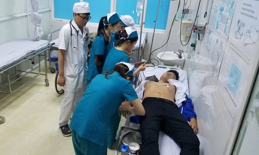 Sinh viên Vũ Ngọc Tân Vương (nằm) kiểm tra tại bệnh viện. Ảnh Công an TP HP cung cấp.