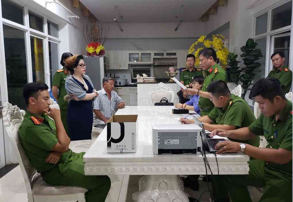 Công an đọc lệnh bắt giam bà Nhung tại trụ sở Công ty Angle Lina. Ảnh: CACC