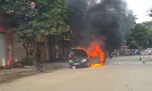 Chiếc xe cháy dữ dội.