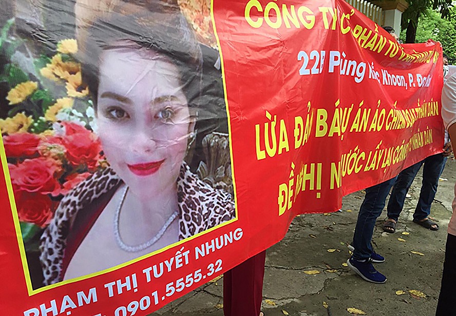 Khách hàng căng băngrôn tố Phạm Thị Tuyết Nhung lừa đảo. Ảnh: Quốc Thắng/Vnexpress.net.