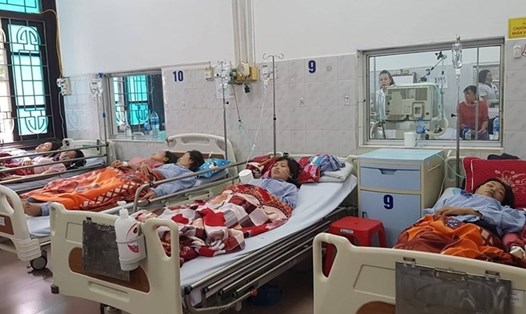 Công nhân nhập viện điều trị tại Bệnh viện đa khoa tỉnh Nam Định. Ảnh: NT