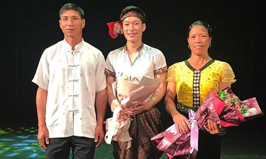 Nùng Văn Minh trở thành thủ khoa kép ngành múa. Trong ảnh là Minh và bố mẹ trong buổi diễn tốt nghiệp. Ảnh: NVCC.