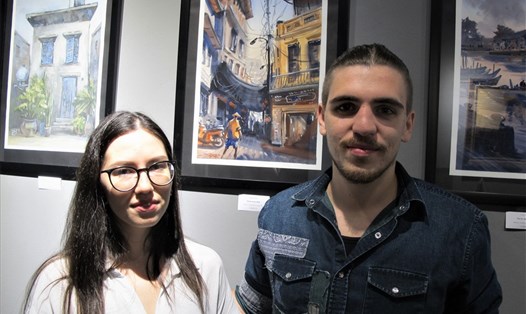Hai họa sĩ Plotnikov Evgraf Evgenievich và Shageeve Rita tại triển lãm ở Lilac Gallery (Hà Nội). Ảnh: L.Q.V