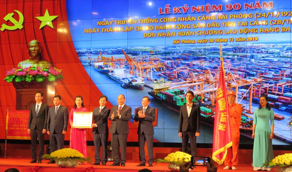 Thủ tướng Nguyễn Xuân Phúc trao Huân chương Lao động hạng Ba cho Cảng Hải Phòng. Ảnh HH