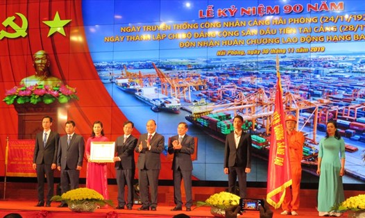 Thủ tướng Nguyễn Xuân Phúc trao Huân chương Lao động hạng Ba cho Cảng Hải Phòng. Ảnh HH