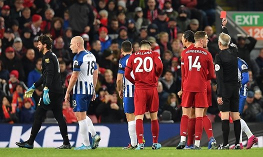 Thủ môn Alisson (ngoài cùng bên trái) phải nhận thẻ đỏ trực tiếp vì lỗi dùng tay chơi bóng ngoài vòng cấm địa. Ảnh: Getty Images
