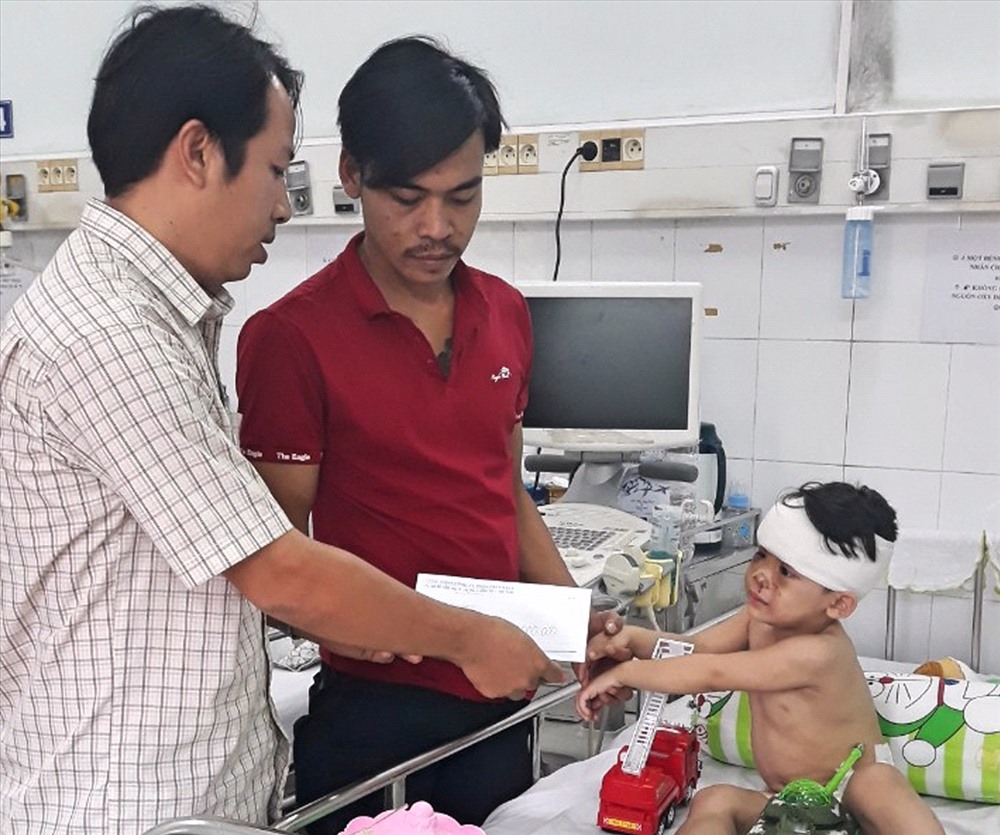 Sự hỗ trợ kịp thời của Công đoàn Công ty và anh chị em đoàn viên đã giúp gia đình anh Tiến vững tâm điều trị cho các cháu.