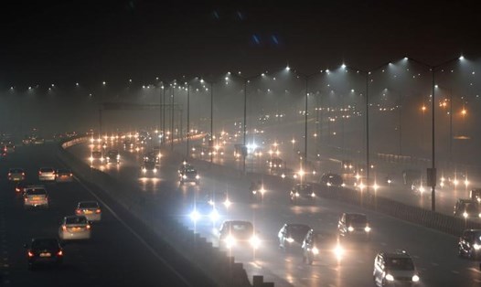 Khói bụi trầm trọng khiến cho tầm nhìn giảm tại thủ đô New Delhi trong những ngày qua. Ảnh: CNN.