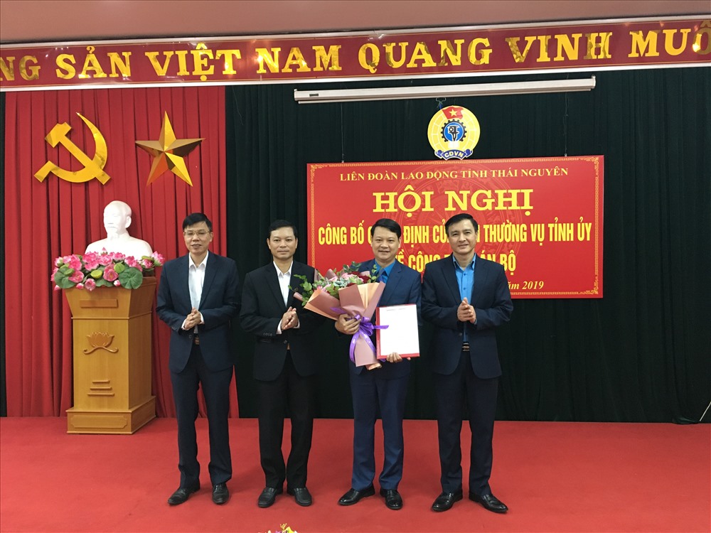 Các đồng chí lãnh đạo Tỉnh uỷ và LĐLĐ tỉnh Thái Nguyên trao quyết định và tặng hoa đồng chí Phạm Việt Dũng - tân Phó Chủ tịch LĐLĐ tỉnh Thái Nguyên (thứ hai từ phải sang). Ảnh: Kim Ngân