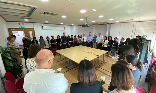 Nhân viên cơ quan ngoại giao Anh tại Việt Nam dành 1 phút mặc niệm tưởng nhớ các nạn nhân vụ 39 thi thể trên xe container ở Essex. Ảnh: ĐSQ.