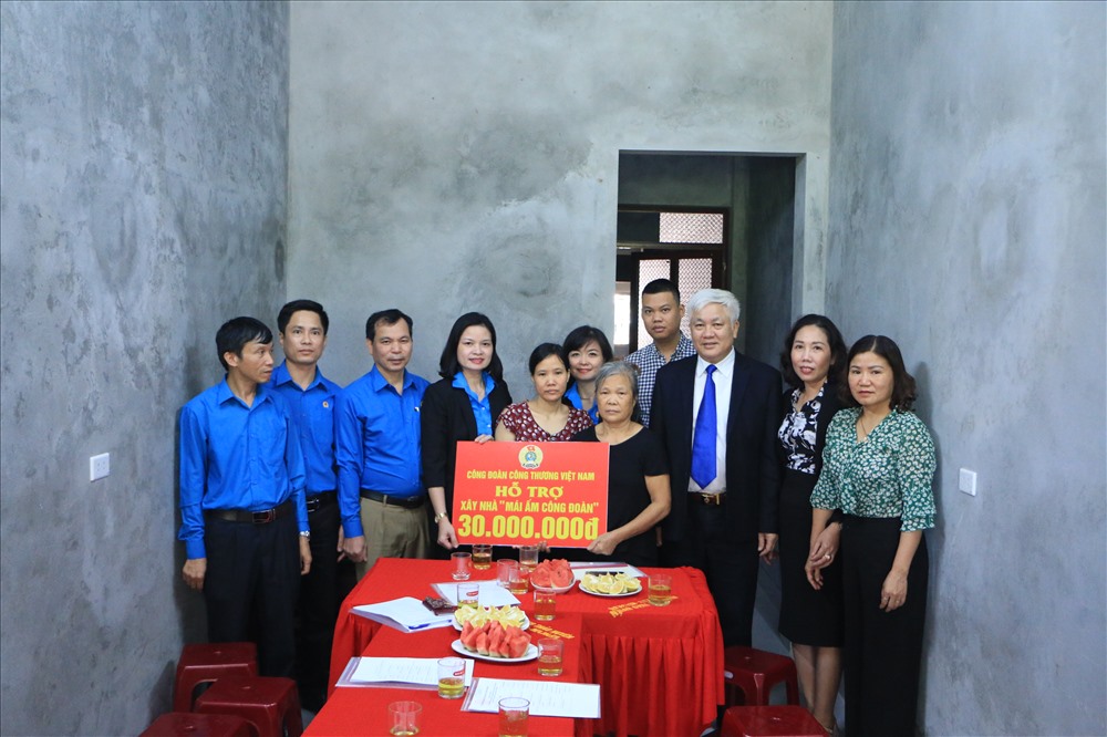 LĐLĐ tỉnh Hòa Bình và Công đoàn ngành Công  thương Việt Nam đến thăm, động viên và trao tiền hỗ trợ xây nhà "Mái ấm công đoàn" cho đoàn viên Nguyễn Thị Hiền
