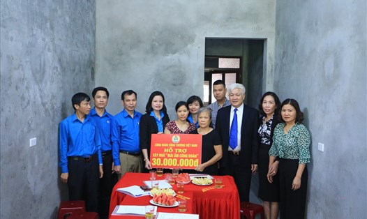 LĐLĐ tỉnh Hòa Bình và Công đoàn ngành Công  thương Việt Nam đến thăm, động viên và trao tiền hỗ trợ xây nhà "Mái ấm công đoàn" cho đoàn viên Nguyễn Thị Hiền