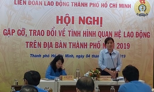 Bà Nguyễn Trần Phượng Trân (người đứng) - Phó Ban Dân vận Thành ủy TP.Hồ Chí Minh - phát biểu tại hội nghị. Ảnh: Nam Dương
