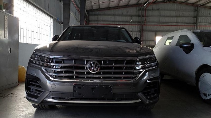 Xe ôtô nhập khẩu có cài đặt trên phần mềm ứng dụng dẫn đường (Navigator), vi phạm chủ quyền biển đảo của Việt Nam. Ảnh Hải Quan