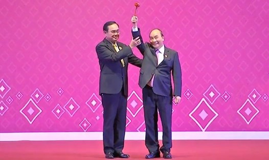 Thủ tướng Nguyễn Xuân Phúc nhận búa Chủ tịch ASEAN từ Thủ tướng Chan-o-cha. Ảnh chụp màn hình.