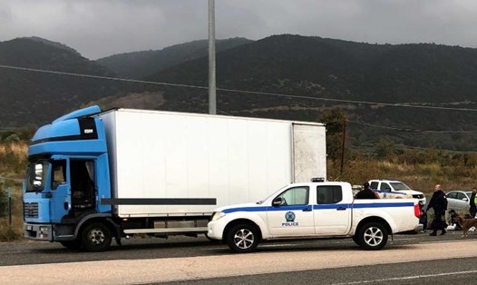 Cảnh sát đứng cạnh chiếc xe tải đông lạnh sau khi người di cư được tìm thấy ở phía sau vào thứ Hai. Ảnh: CNN.