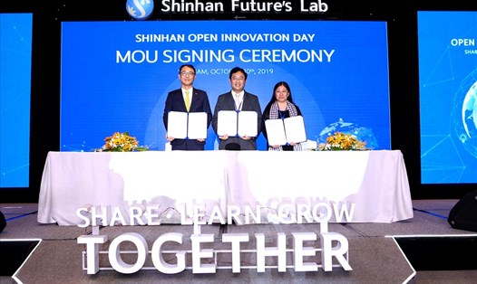 Đại diện của Ngân hàng Shinhan, NATEC và Open Innovation Việt Nam tại lễ ký kết biên bản ghi nhớ MOU.