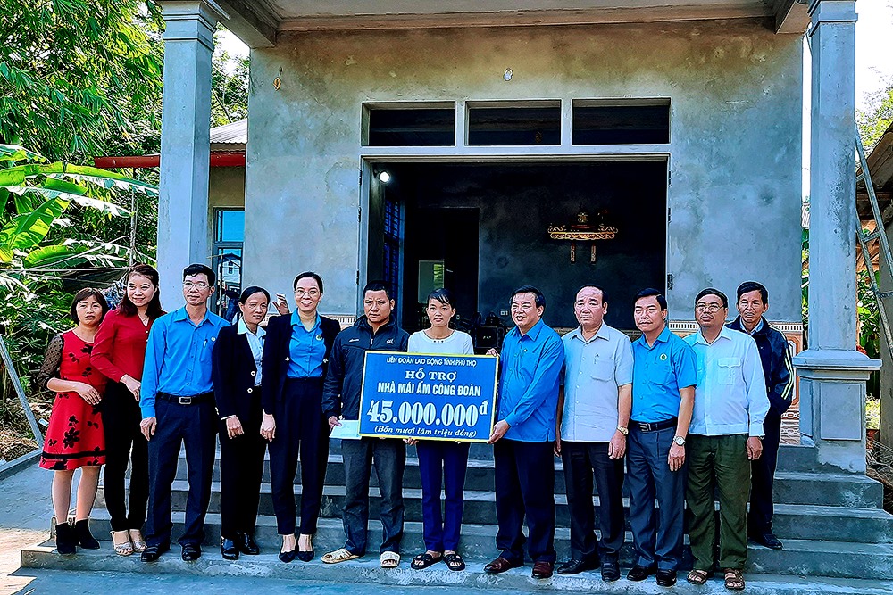 Các đồng chí Nguyễn Ngọc Hướng – Phó Chủ tịch LĐLĐ tỉnh; Cao Xuân Tùng – Trưởng Ban Dân vận Huyện ủy trao hỗ trợ tới gia đình đoàn viên Nguyễn Thị Bích Ngọc.