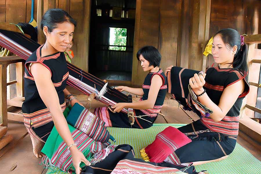 Duy trì nghề dệt thổ cẩm mang lại lợi ích kép