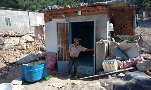 Không còn tiền thuê nhà ở sau vụ sạt lở kinh hoàng vào ngày 18.11.2018, người dân thôn Thành Phát, xã Phước Đồng, Nha Trang, Khánh Hòa lại quay về nơi cũ cất nhà ở dưới chân núi. Ảnh: NHIỆT BĂNG