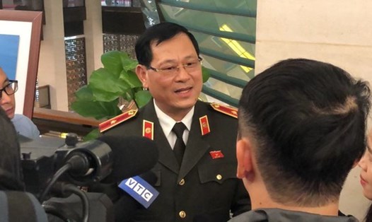 Thiếu tướng Nguyễn Hữu Cầu trả lời báo chí.