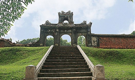 Điện Voi Ré tọa lạc trên đồi Thọ Cương (thôn Trường Đá, phường Thủy Biều, TP. Huế) diện tích chừng 2.000 mét vuông.