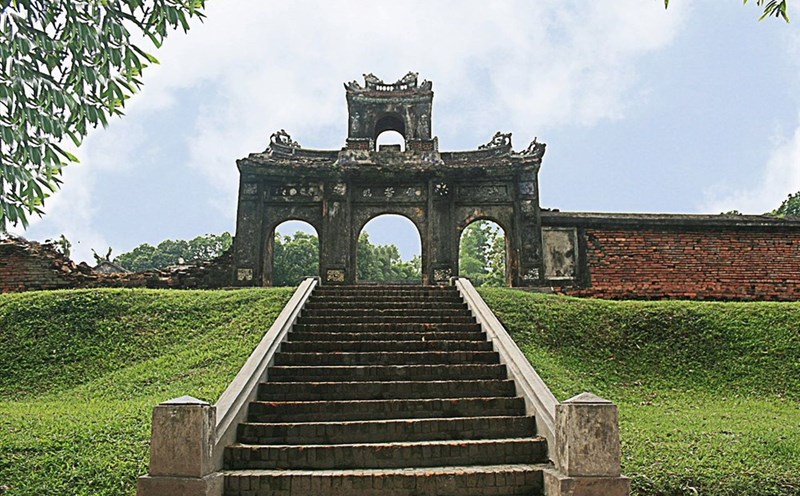 Điện Voi Ré tọa lạc trên đồi Thọ Cương (thôn Trường Đá, phường Thủy Biều, TP. Huế) diện tích chừng 2.000 mét vuông.