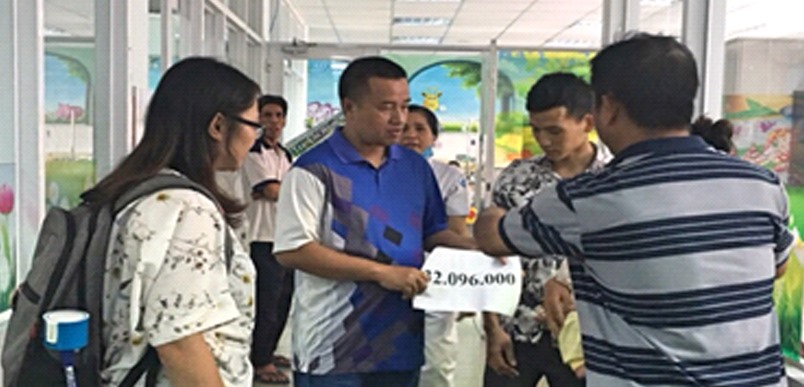 Bà Helen, Trưởng Phòng cấp cao Bộ phận HR và Ban Chấp hành công đoàn công ty thăm gia đình đoàn viên Hứa Ngọc Danh.
