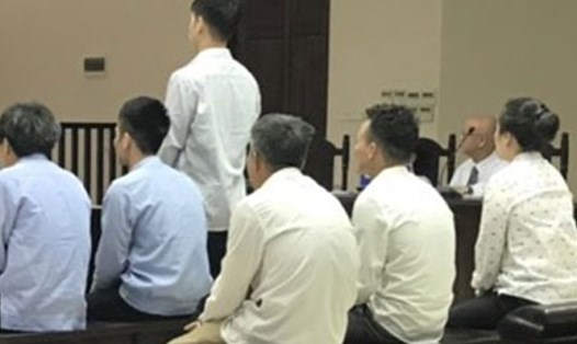 Bị cáo Hằng (ngoài cùng bên phải) tại phiên tòa hoãn ngày 9.10.
