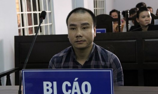 Tài xế Trần Đình Trung bị áp giải đến tòa án lúc 8h15 phút. Ảnh: Đình Trọng