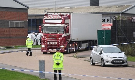 39 thi thể bị phát hiện trong thùng xe container ở Essex. Ảnh: The Guardian