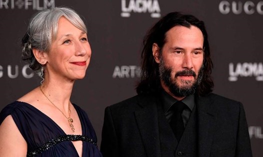 Keanu Reeves xuất hiện cùng bạn gái tại một sự kiện thảm đỏ. Ảnh: CNN