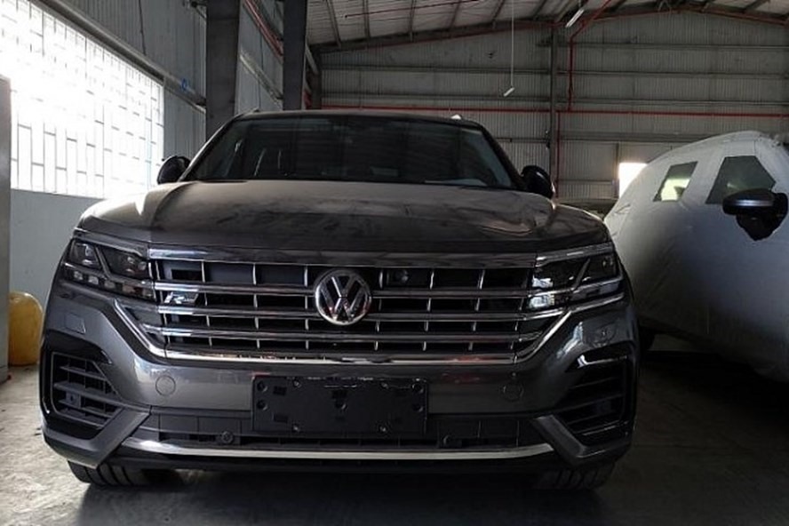 Xe ôtô nhập khẩu có cài đặt trên phần mềm ứng dụng dẫn đường (Navigator), vi phạm chủ quyền biển đảo của Việt Nam. Ảnh Hải Quan