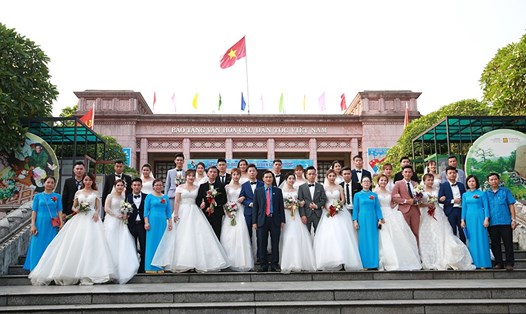 Lần đầu tiên, LĐLĐ tỉnh Thái Nguyên tổ chức đám cưới cho các cặp đôi công nhân. Ảnh: H.A