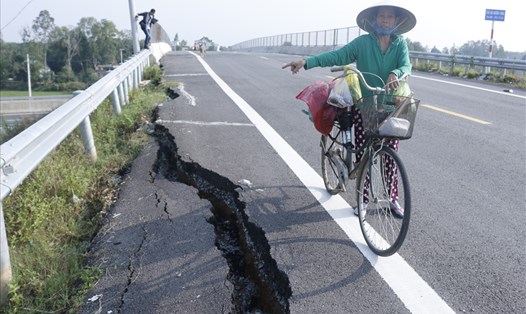 Gần 40 mét đường dẫn lên cầu Bà Ngôn (xã Tam Đại, huyện Phú Ninh, tỉnh Quảng Nam) vượt cao tốc bị nứt toác. Ảnh: Thanh Chung