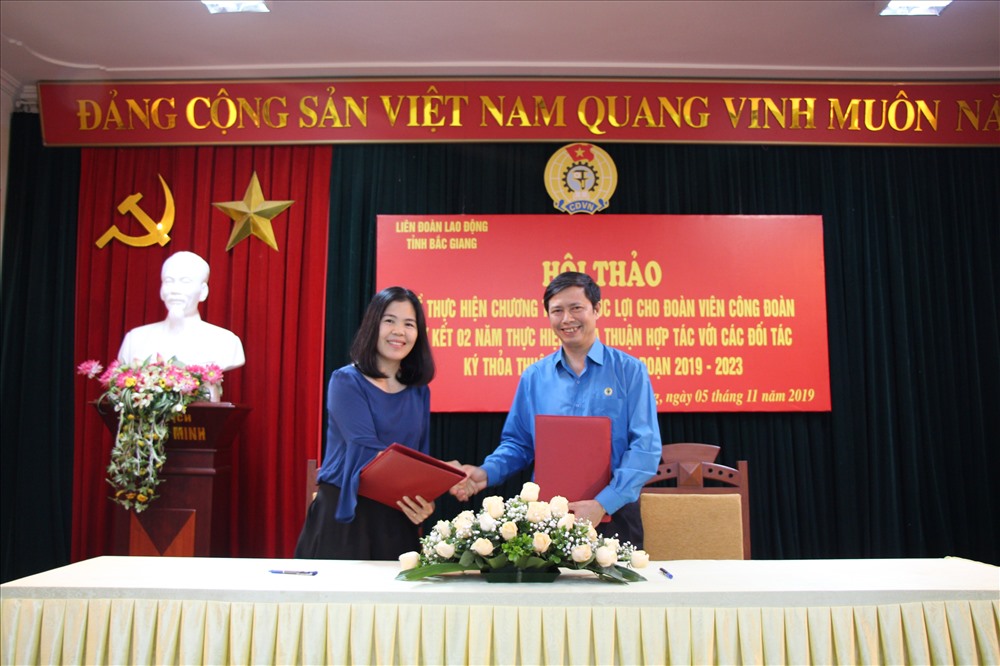 Ông Nguyễn Văn Cảnh, Chủ tịch LĐLĐ tỉnh ký kết thỏa thuận hợp tác với đối tác giai đoạn 2019-2023.