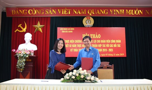 Ông Nguyễn Văn Cảnh, Chủ tịch LĐLĐ tỉnh ký kết thỏa thuận hợp tác với đối tác giai đoạn 2019-2023.