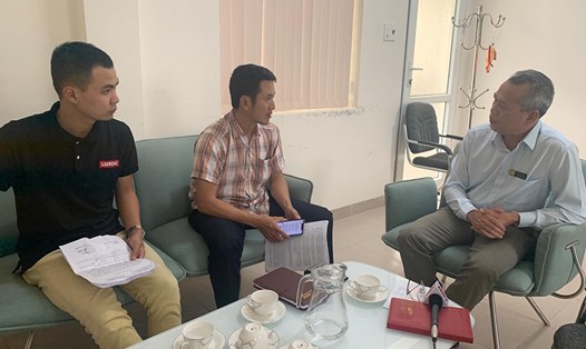 Ông Nay Phi La - Giám đốc Sở Y tế Đắk Lắk (ngoài cùng, bên phải) - nói rằng sẽ cho nghỉ việc những trường hợp sử dụng bằng cấp 3 giả. Ảnh: HL