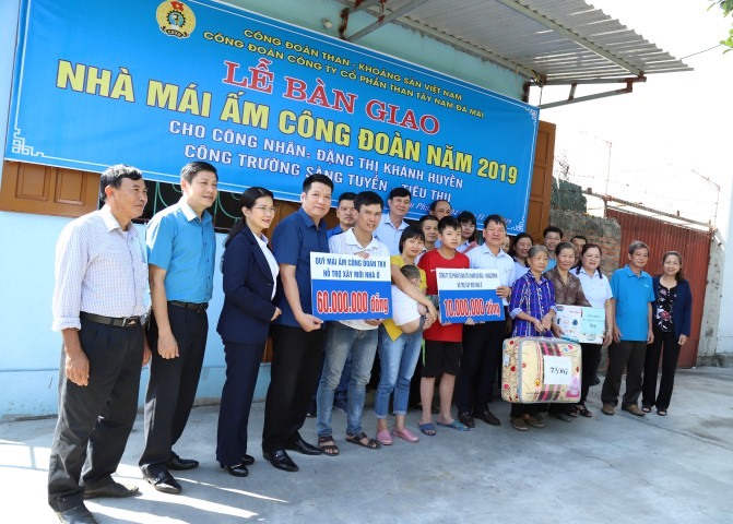 Gia đình chị Huyền nhận hỗ trợ từ Quỹ Mái ấm Công đoàn TKV, quà tặng chúc mừng của các đơn vị.