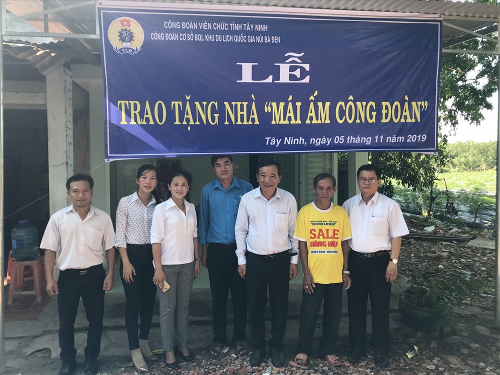 Các đại biểu chụp ảnh lưu niệm với gia đình anh Thanh.