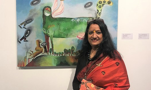 Nữ họa sĩ duy nhất được chọn cho triển lãm, bà Ragini Upadhyay Grela từ Nepal bên tác phẩm của bà. Ảnh: VIỆT VĂN