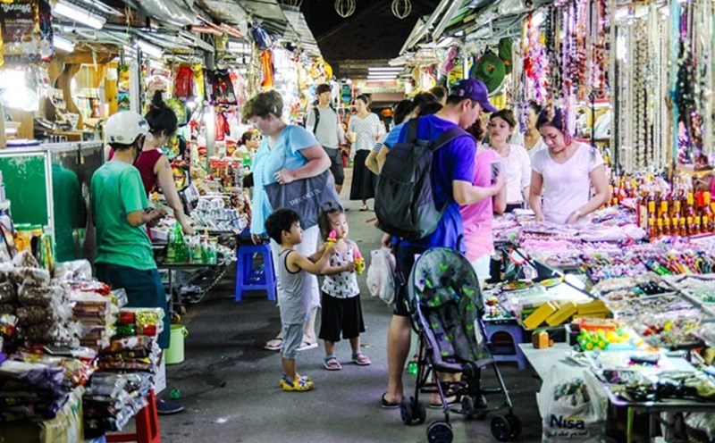 Chợ đêm Nha Trang thiếu các sản phẩm địa phương, không tạo được ấn tượng thực sự để níu chân du khách. Ảnh: Minh Thảo