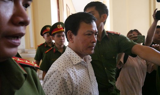 Ông Nguyễn Hữu Linh rời phiên toà sáng 6.11.