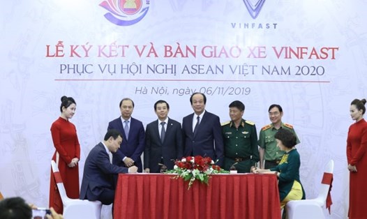 Lễ ký kết và bàn giao xe VinFast phục vụ Hội nghị ASEAN 2020. Ảnh: Như Ý.