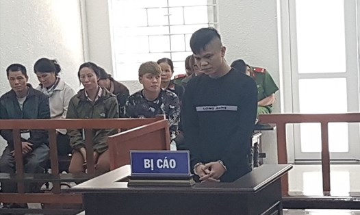Bị cáo Thái (áo đen, đứng) tại phiên tòa hôm nay.
