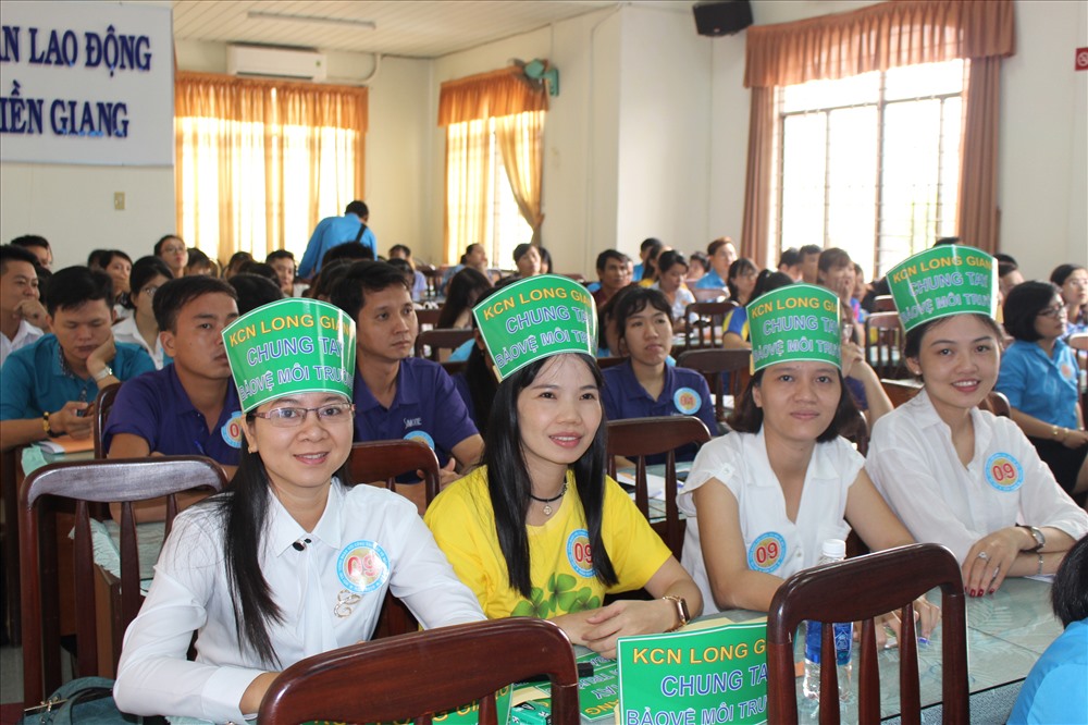 Hàng trăm cổ động viên đến động viên các đội dự thi. Ảnh: K.Q